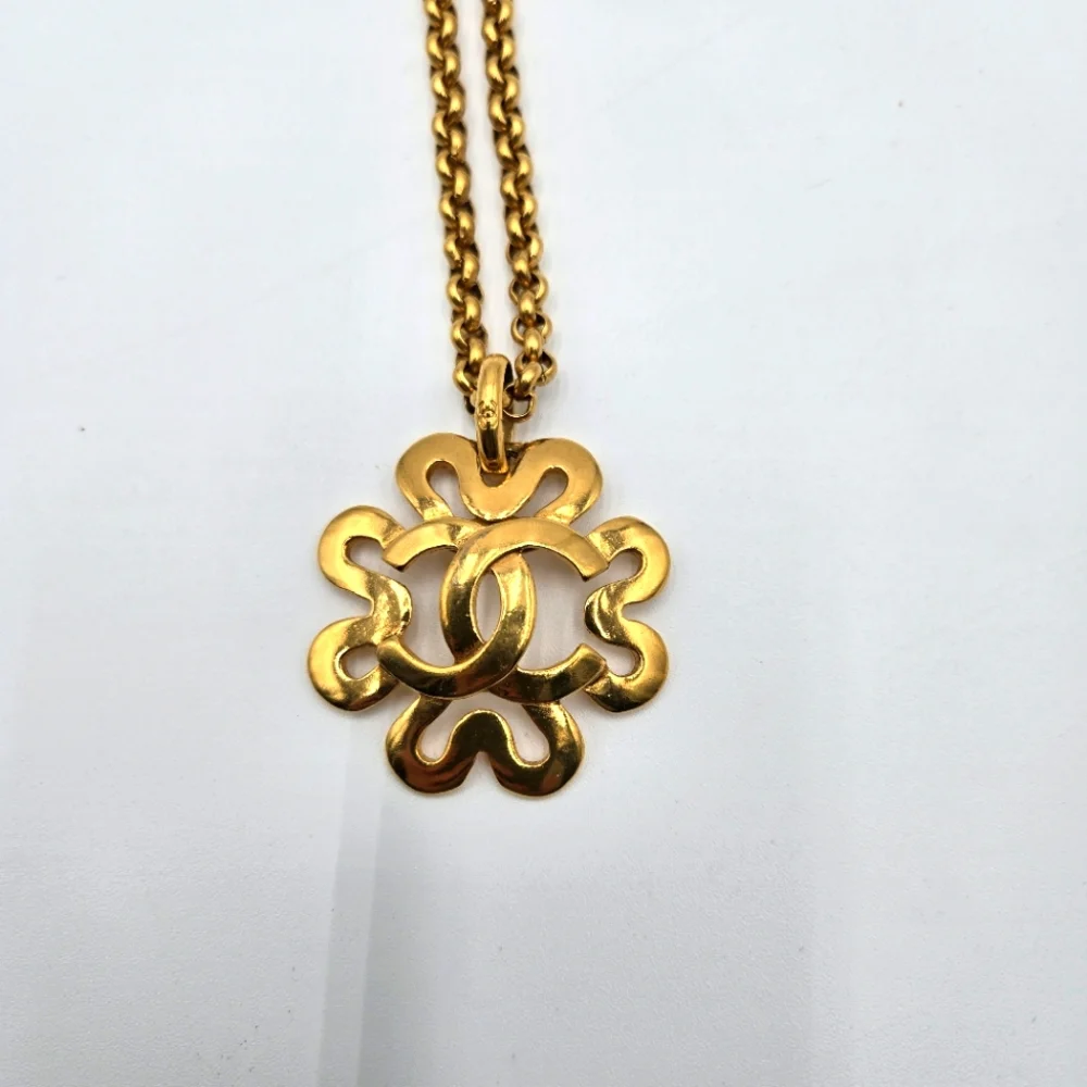 #10 Chanel Coco Mark Clover Motif Gold Plated Pendant Necklace - Picture 6 of 10